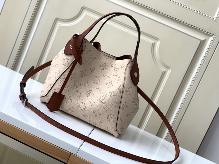 louis vuitton m54351 milky white hina small handbag