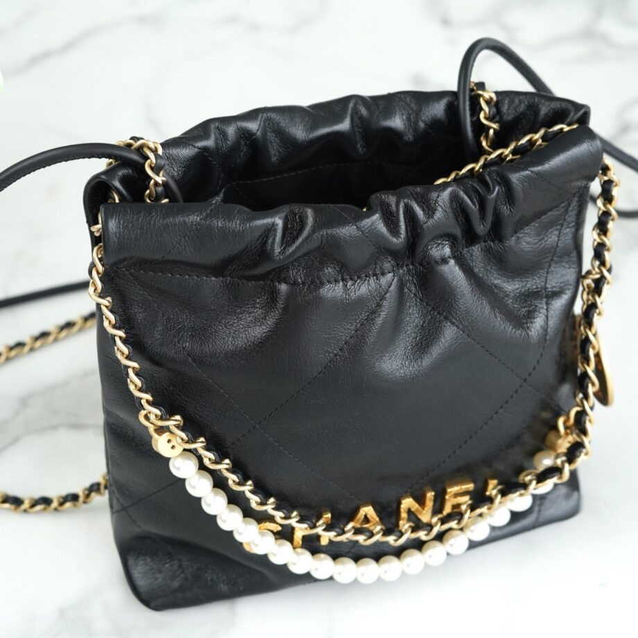 Chanel 23S Black Mini French Haas Calf Leather Pearl Chain Clause Chanel 22 Mini Handbag