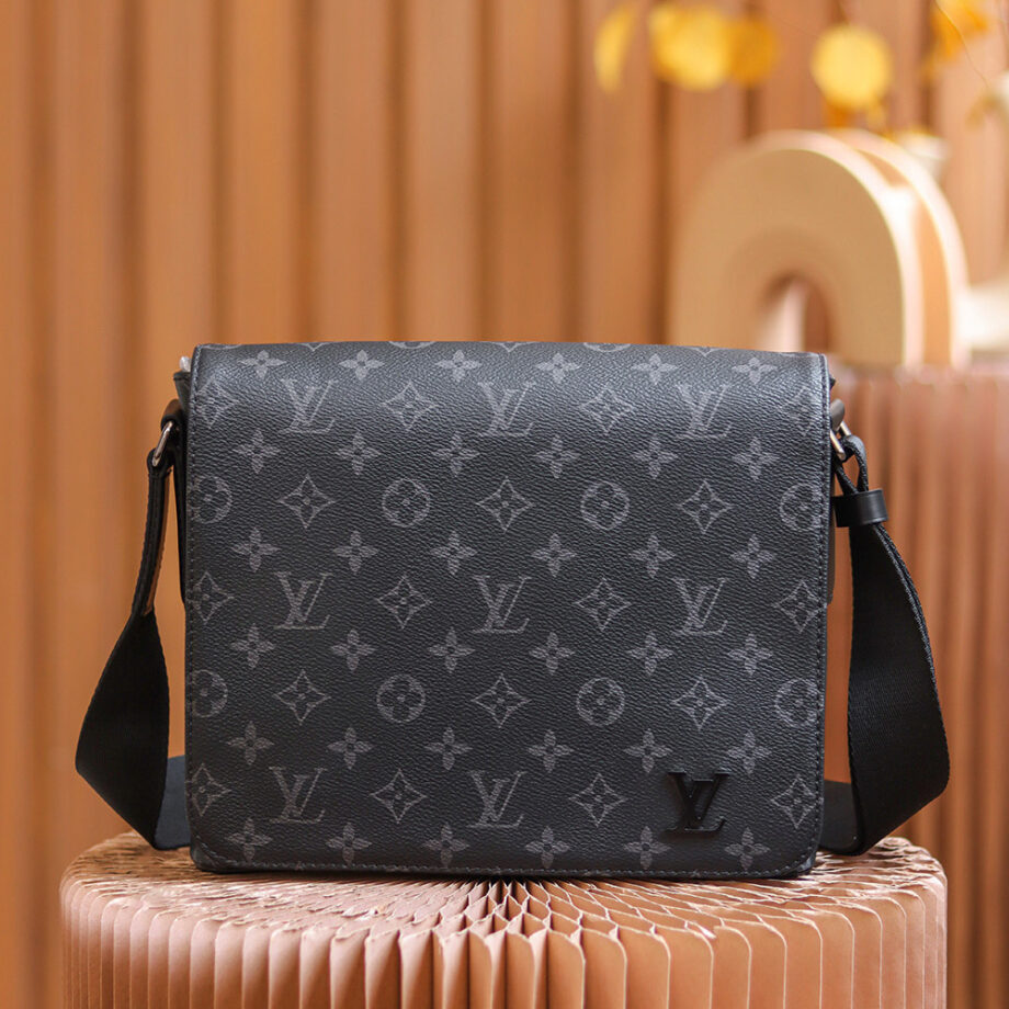 Louis Vuitton M46255 District Pm