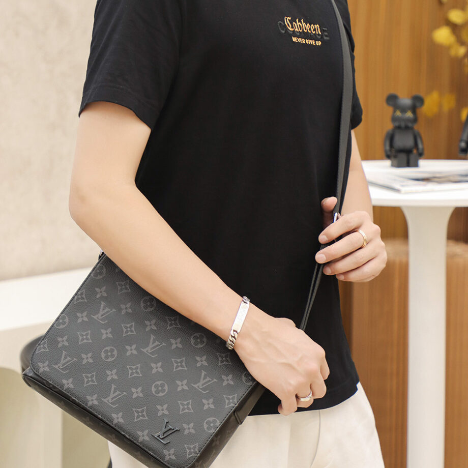 Louis Vuitton M46255 District Pm