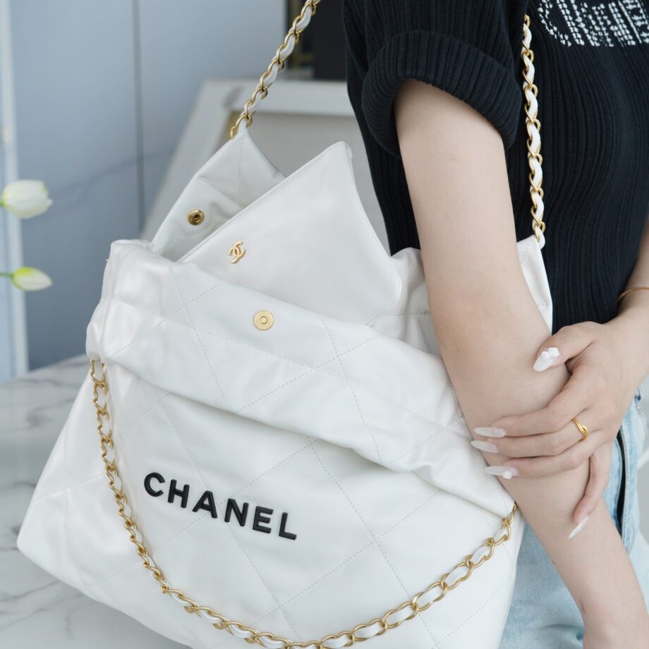 Chanel AS3261 Medium White Shiny Calfskin & Gold-Tone Metal Chanel 22 Handbag